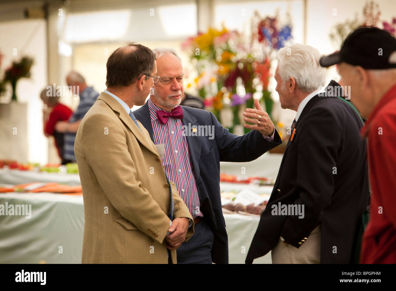 Regno Unito, Inghilterra, Merseyside Southport Flower Show, Marquee amatoriale, Professor Stefan Buczaci parlando ai visitatori Foto Stock