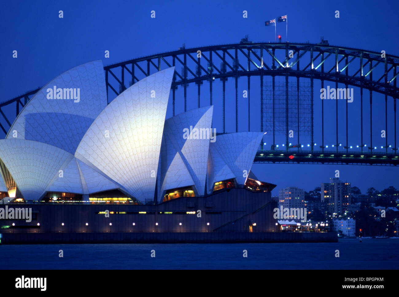 Sydney Opera House e Harbour Bridge di notte da Mrs Macquarie punto del Nuovo Galles del Sud Australia Foto Stock