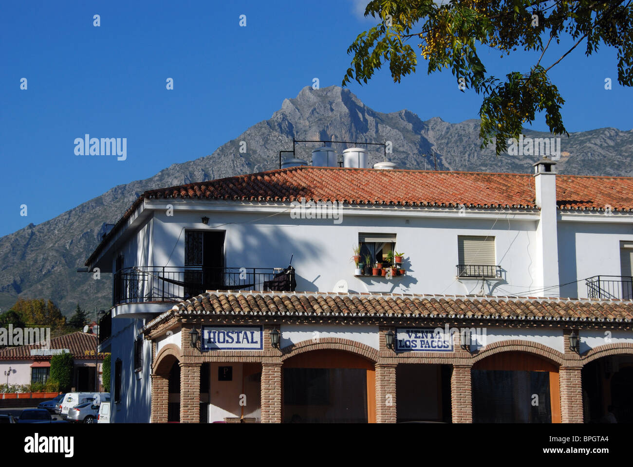 Hostal sul Golden Mile di fronte al Marbella Club Hotel a Marbella, Costa del Sol, provincia di Malaga, Andalusia, l'Europa. Foto Stock