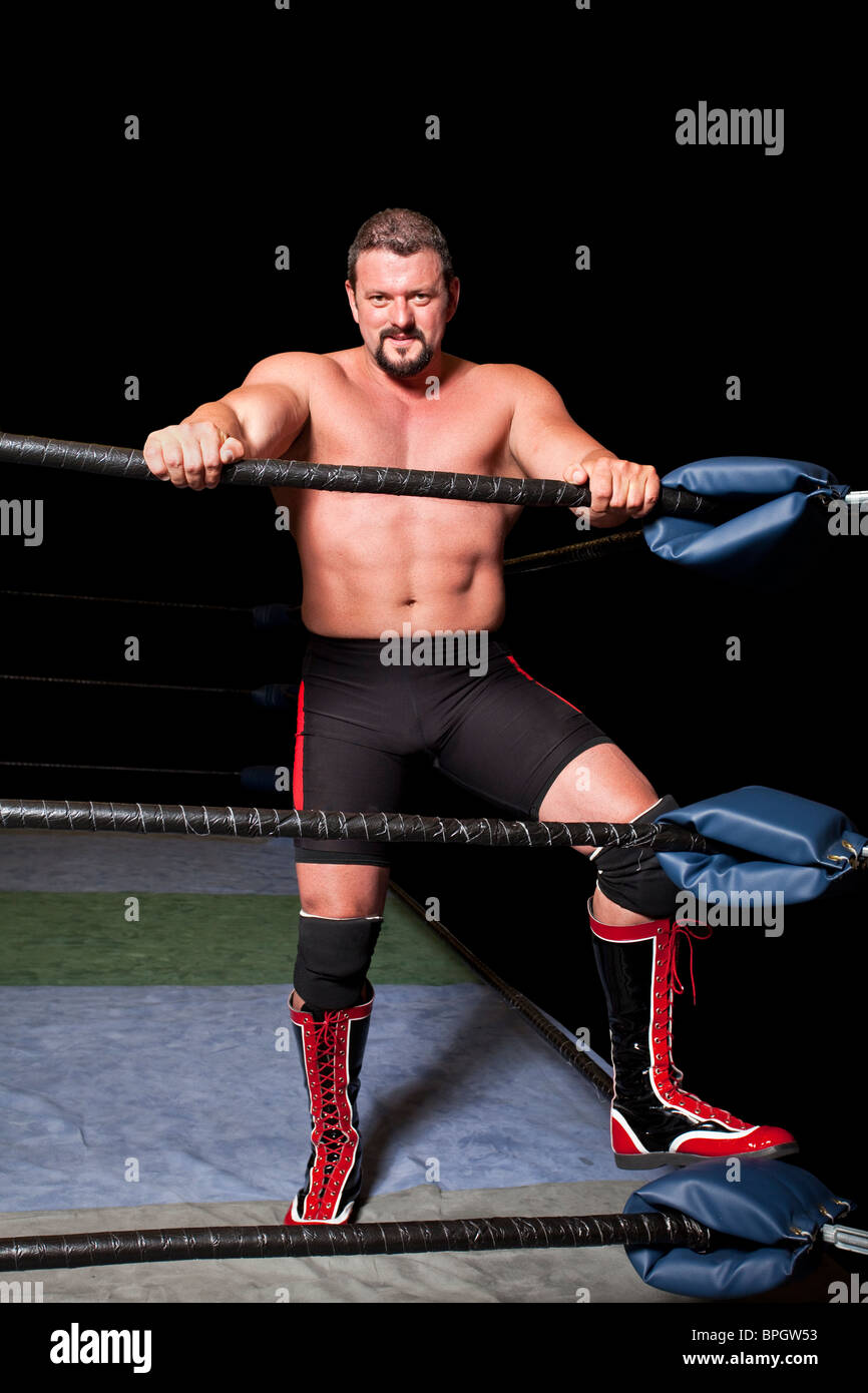 Wrestler in un anello isolato su nero Foto Stock