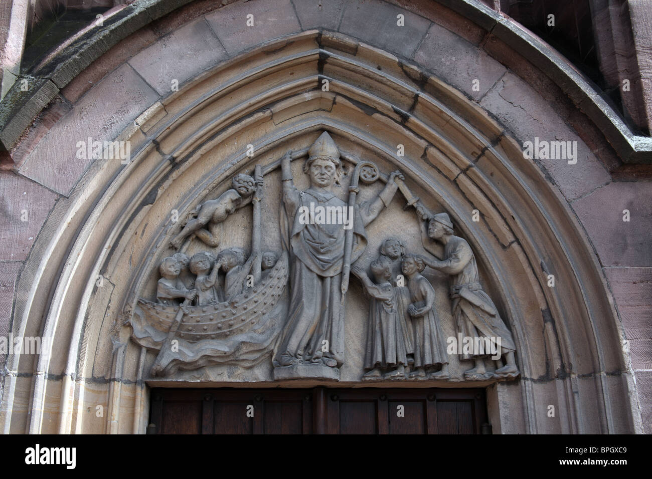 Il timpano sopra l'ingresso a San Nicolò Cappella presso la cattedrale, Worm Rheinland Pfalz, Germania Foto Stock