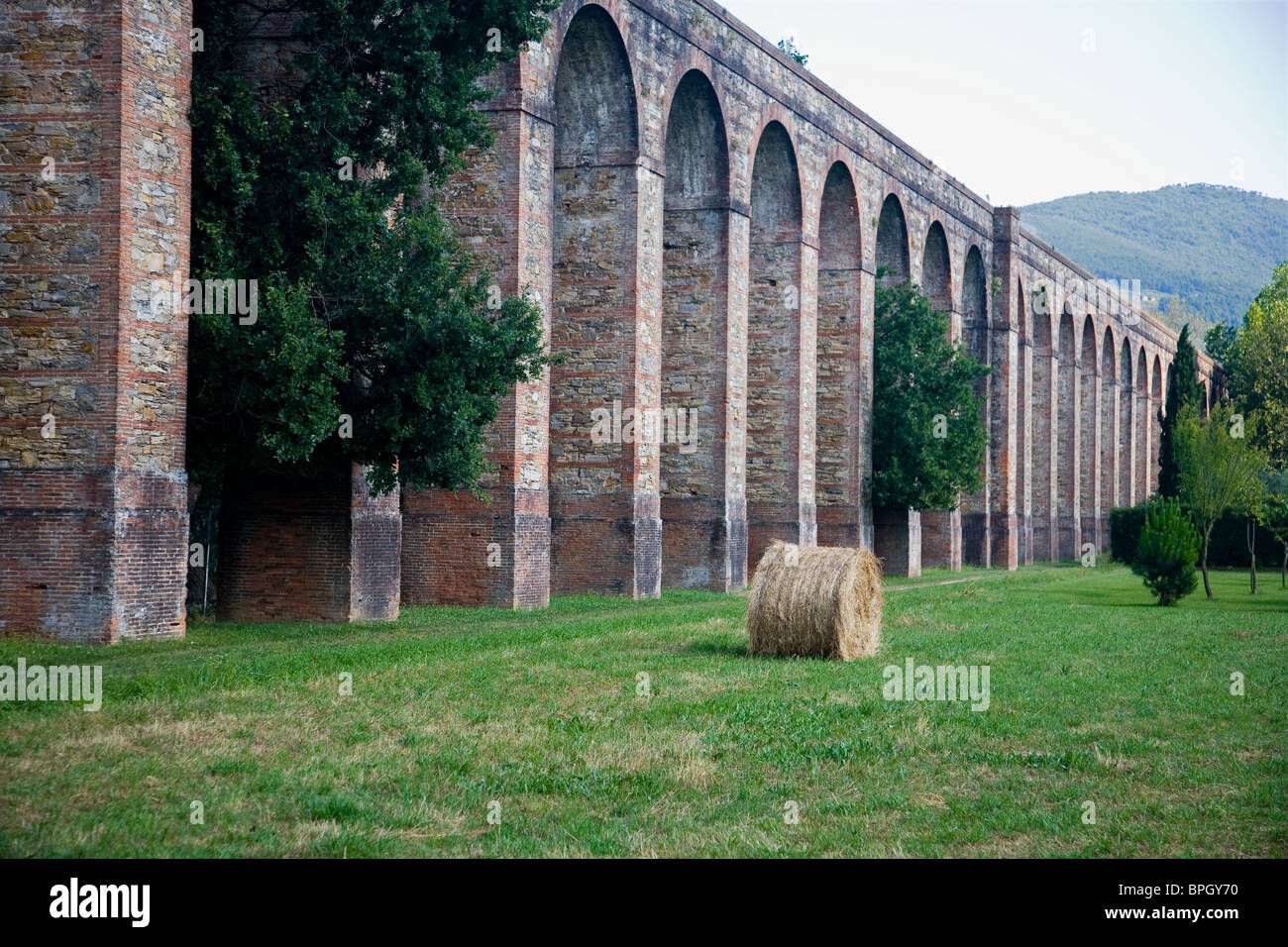 Acquedotto di Guamo, vicino a Lucca, Toscana, Italia, costruito da Lorenzo Nottolini nel 1823 Foto Stock