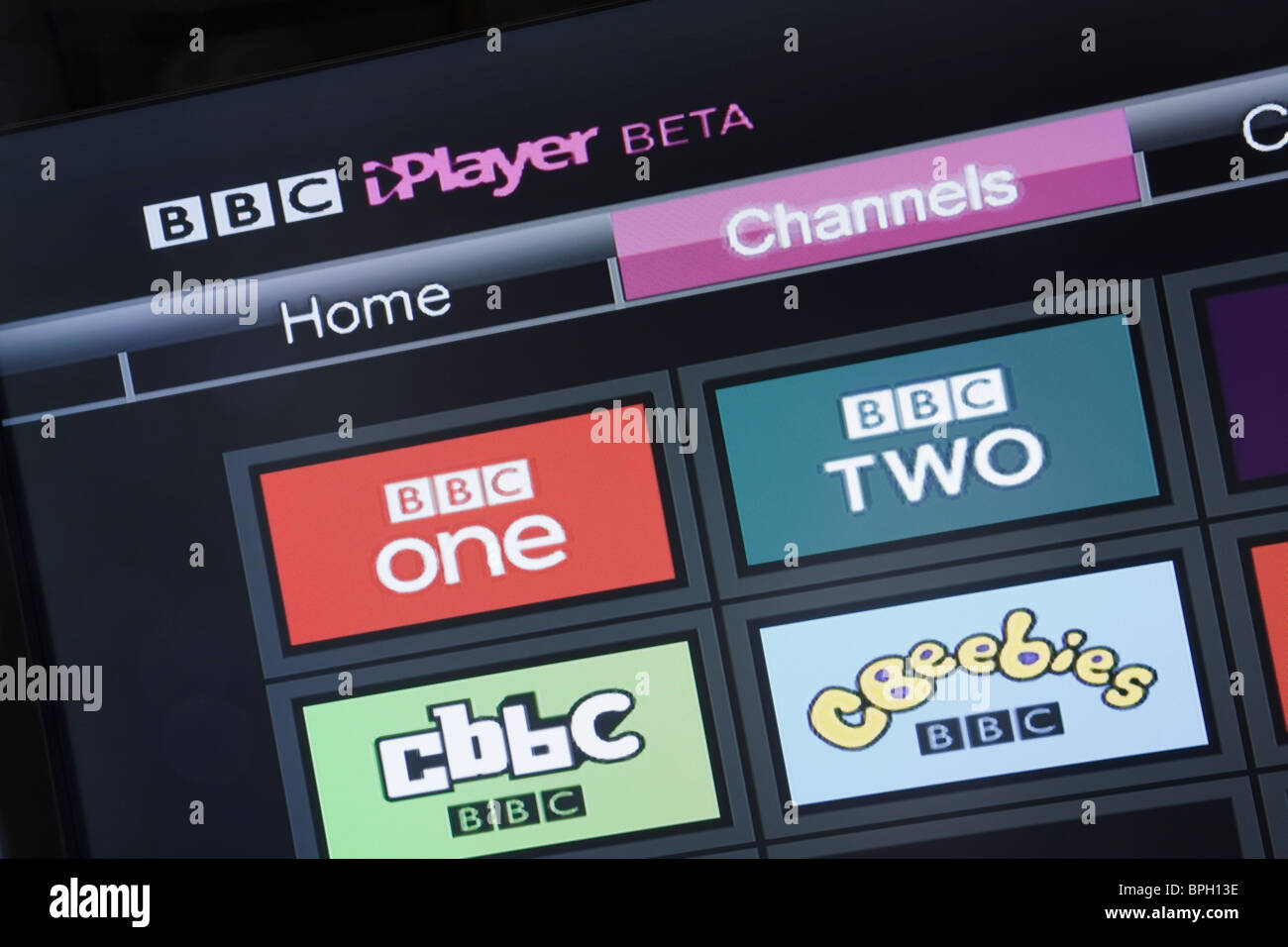 Il Regno Unito, l'Europa. Close-up di una televisione che mostra BBC iPlayer canali beta sulla schermata di Freesat Foto Stock