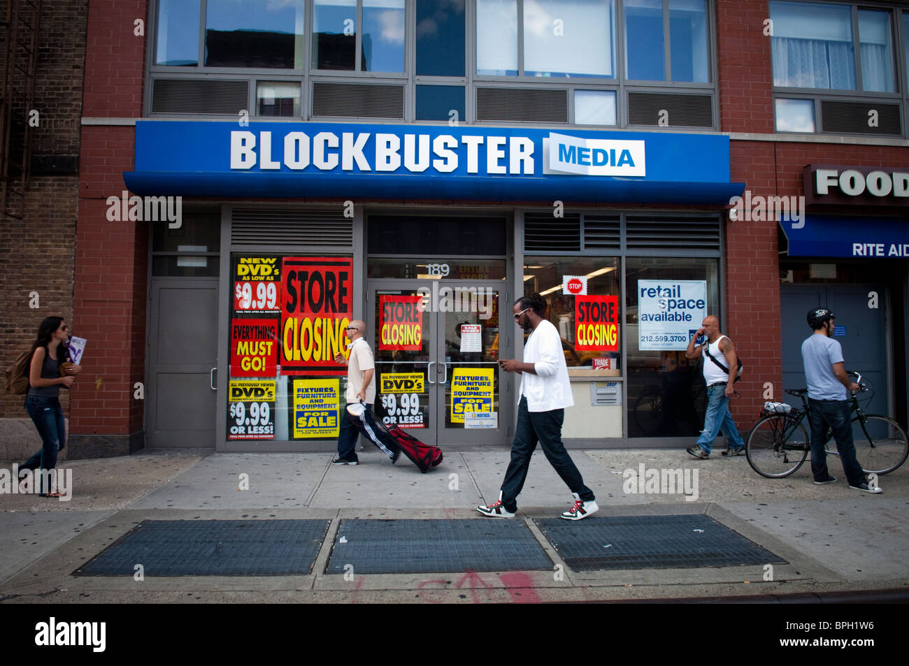 La chiusura del negozio segni pubblicato nella finestra di un blockbuster di media store in New York quartiere di Chelsea Foto Stock