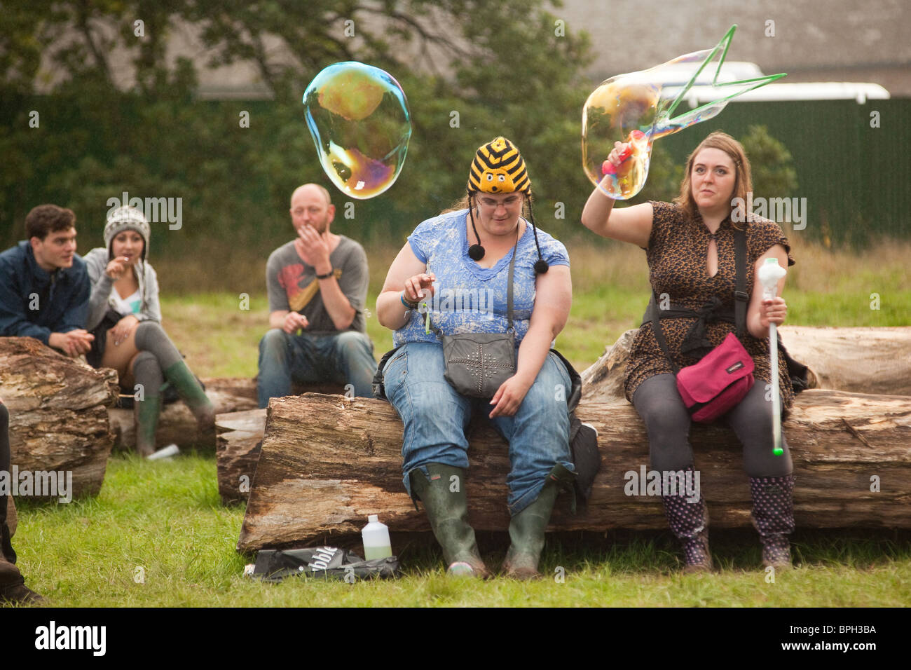 Soffiare bolle al Green Man festival 2010, Glanusk Park, Brecon Beacons, Galles Foto Stock