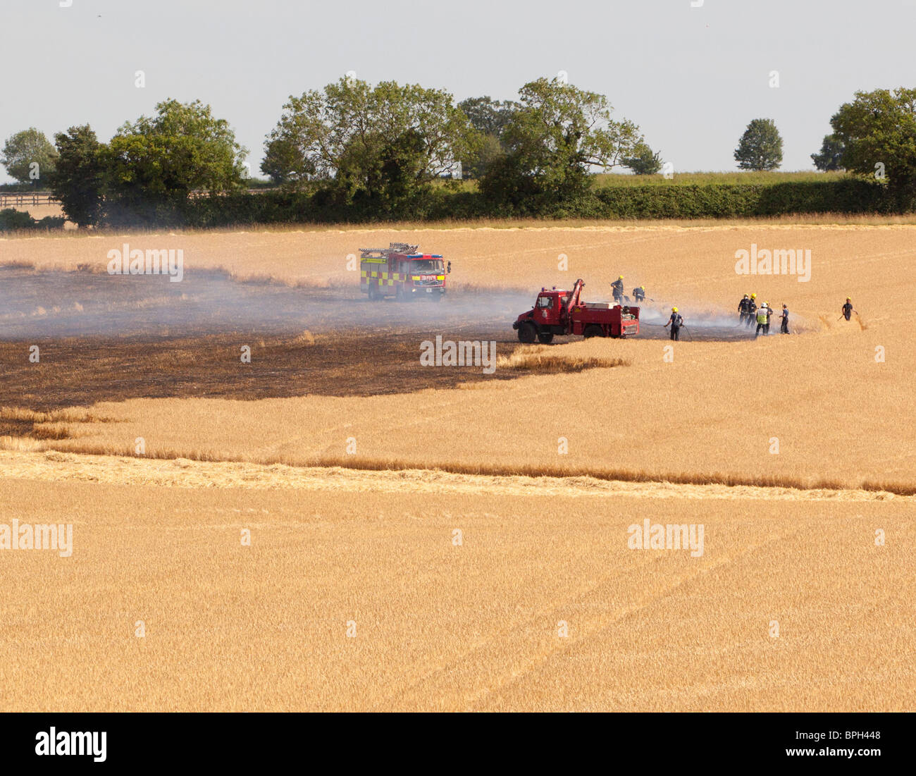 Un fuoco di campo nel Suffolk, Regno Unito Foto Stock