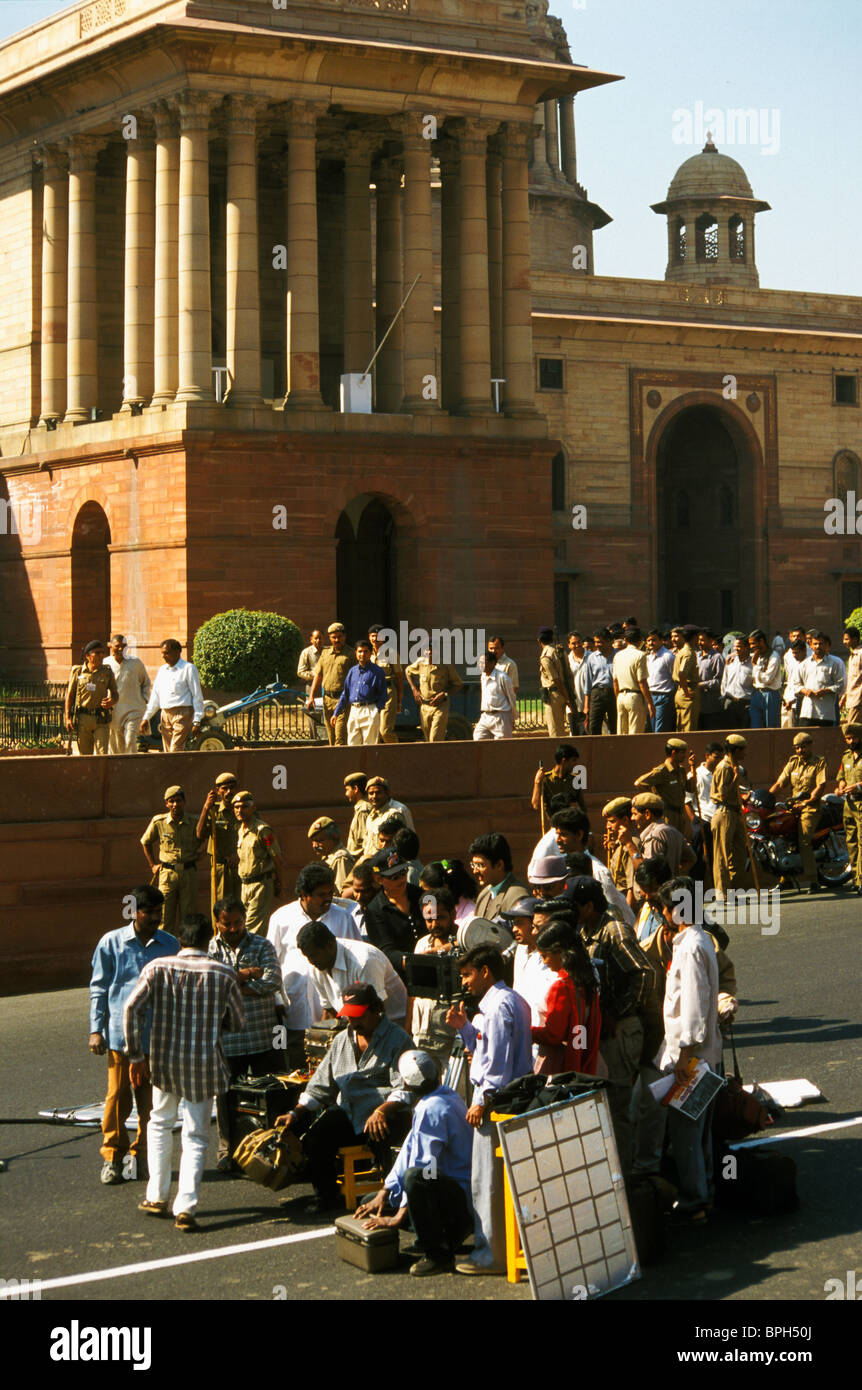 Troupe a lavorare al di fuori del segretariato centrale edificio, New Delhi, India Foto Stock