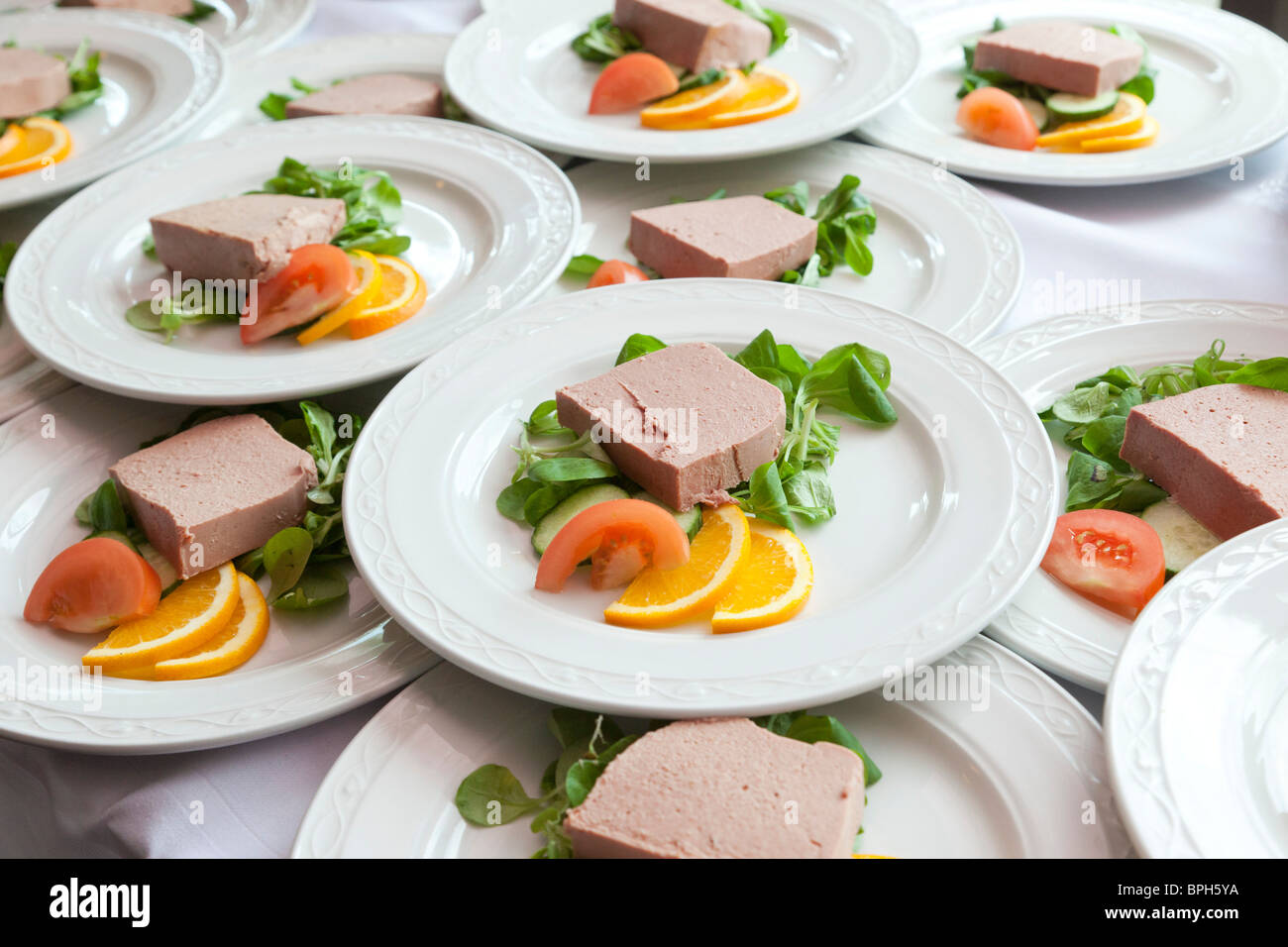 Paté di carne e insalata servita su piatti pronti per gli ospiti Foto Stock