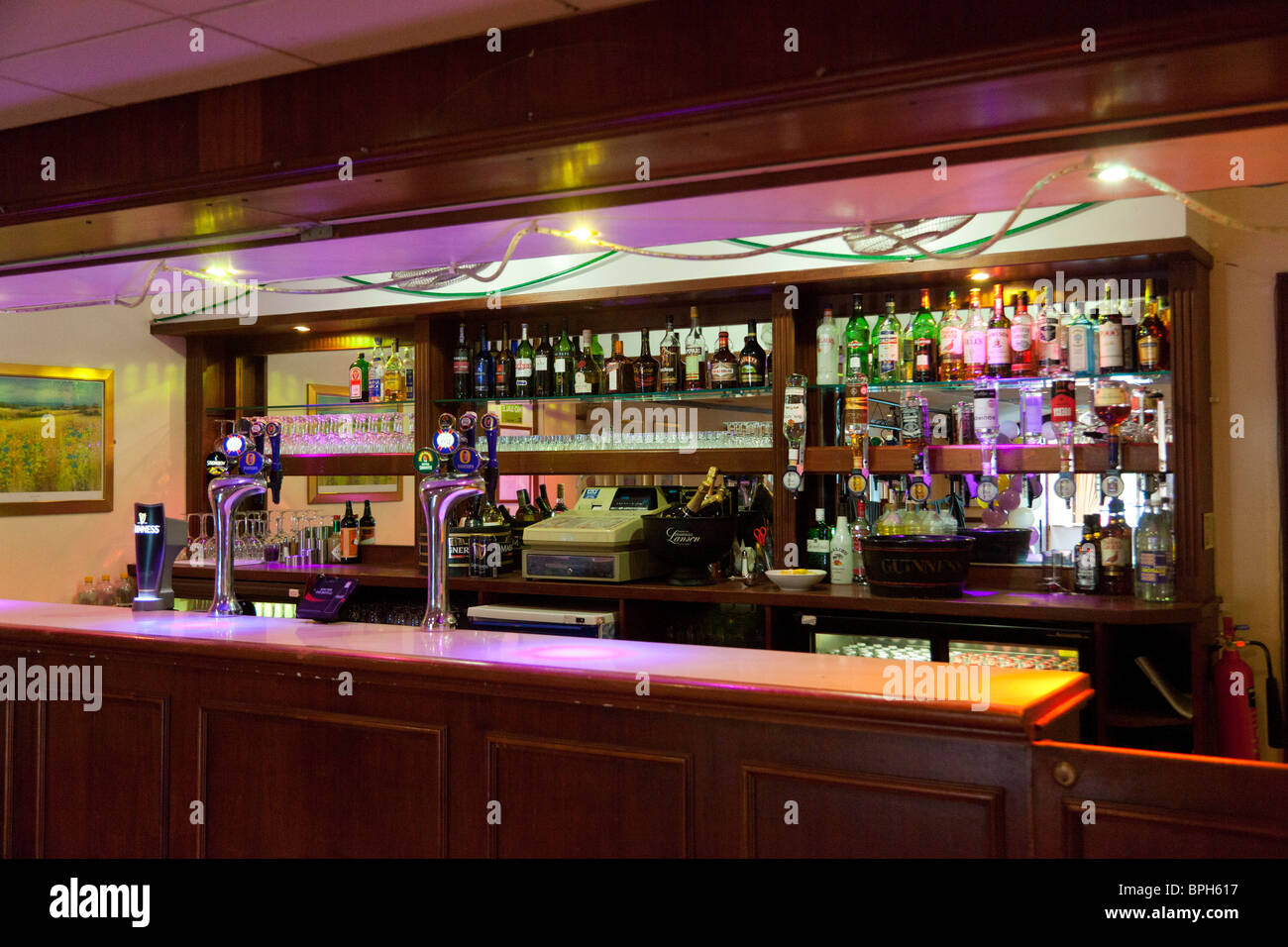 Un hotel chiuso bar con nessuno Foto Stock