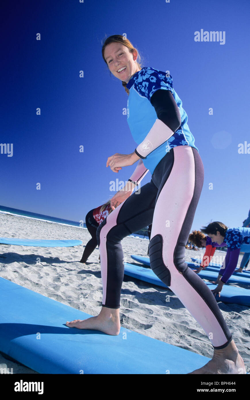 Le donne imparare a fare surf. Foto Stock