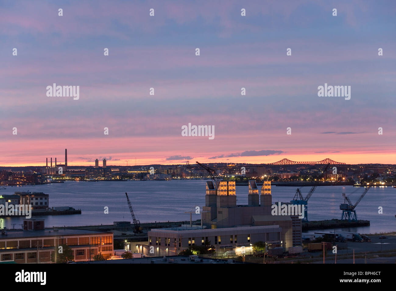 Gru in un porto con un ponte in background, Tobin Bridge, Boston Harbor, Charlestown, Boston, Massachusetts, STATI UNITI D'AMERICA Foto Stock