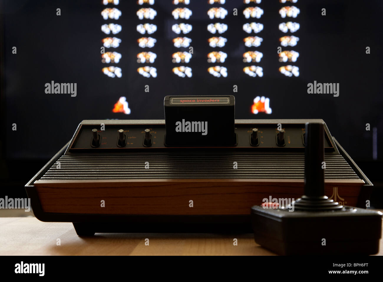 Retrò video elettronico originale gioco di Atari Vcs 2600 sei woodie interruttore joystick e giocare space invaders video gioco Foto Stock