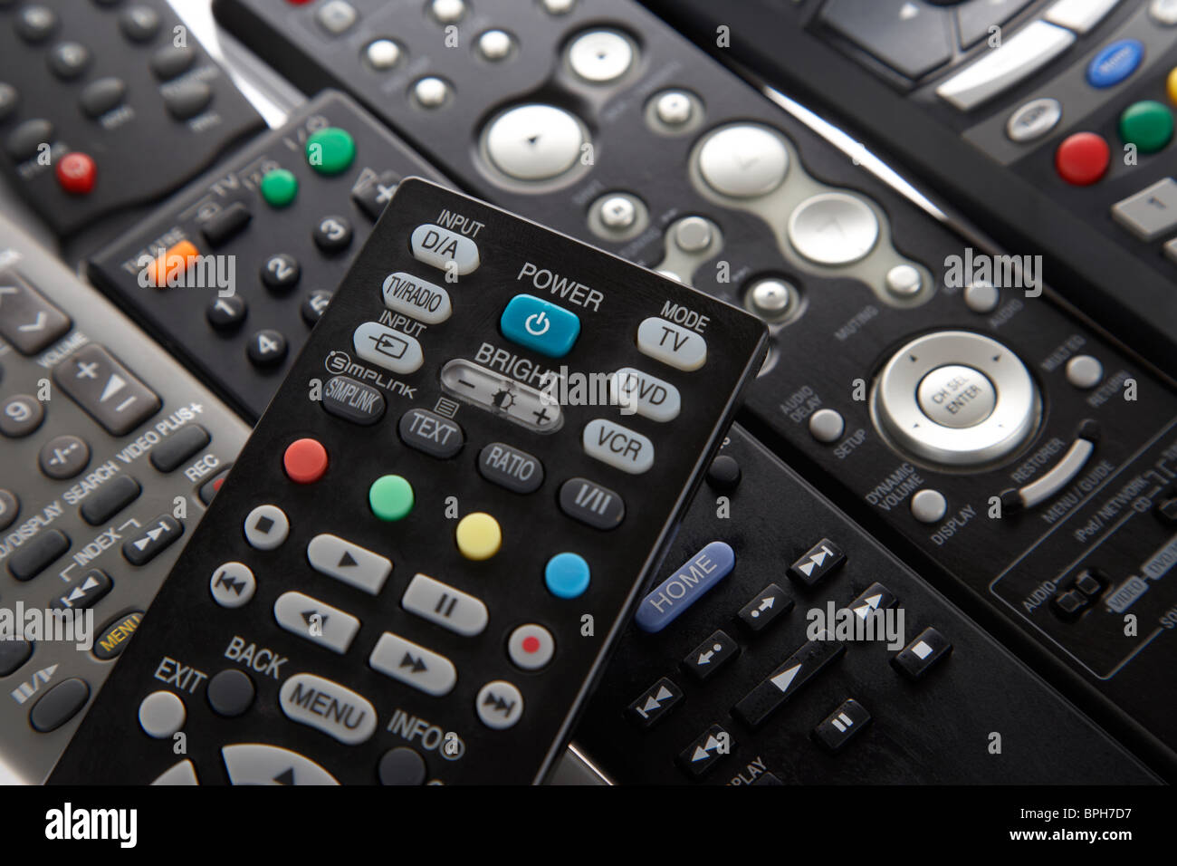 Ampia selezione di famiglia controlli remoti utilizzati per il controllo tv video hifi dvd lettore Blu ray amp home entertainment molti Foto Stock