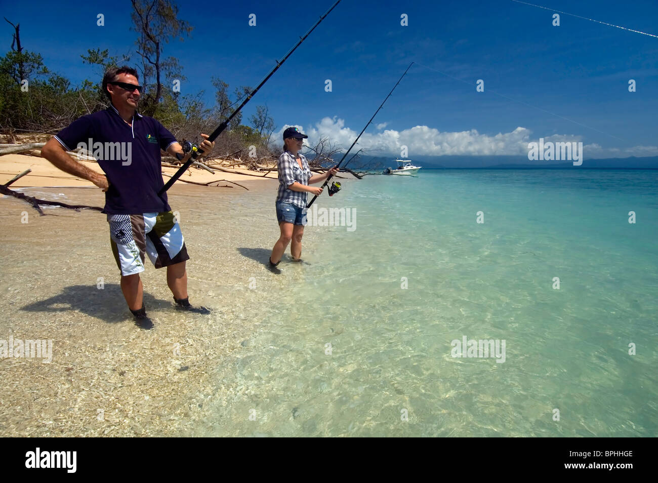 Ricreative di pesca dei pescatori sulla spiaggia sulla isola di Russell, Frankland Islands National Park, Great Barrier Reef Marine Park Foto Stock