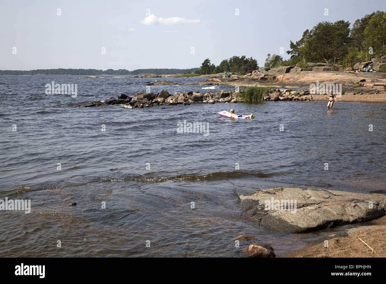 Banca del Lago Vänern con alcuni nuotatori, Säffle, Dalsland, Svezia Foto Stock