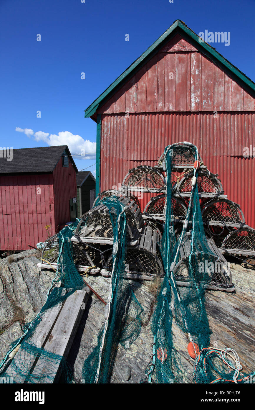 Pesce rosso shack e reti da pesca vicino a Lunenburg, Nova Scotia, Canada, America del Nord. Foto di Willy Matheisl Foto Stock