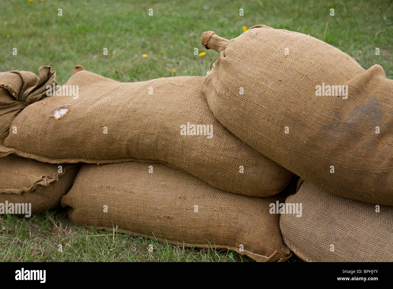 Pila di sacchi di sabbia Foto Stock