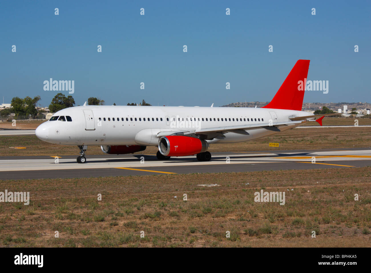 Viaggi aerei per le vacanze. Airbus A320 linea aerea tassare per la partenza dall'aeroporto. Dettagli proprietari eliminati. Aviazione commerciale. Foto Stock