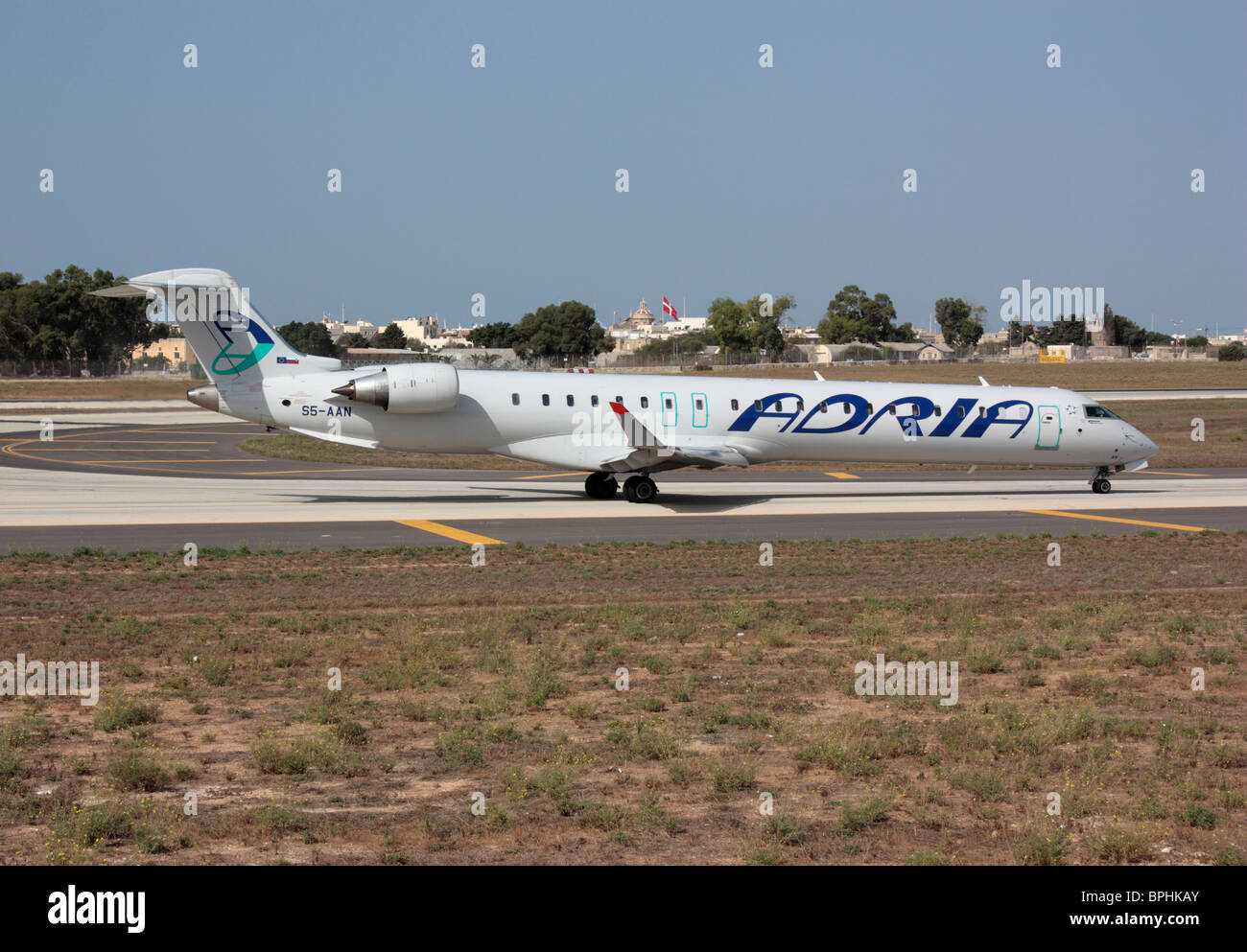 Aviazione Commerciale. Adria Airways Bombardier CRJ900 aereo regionale in arrivo a Malta Foto Stock