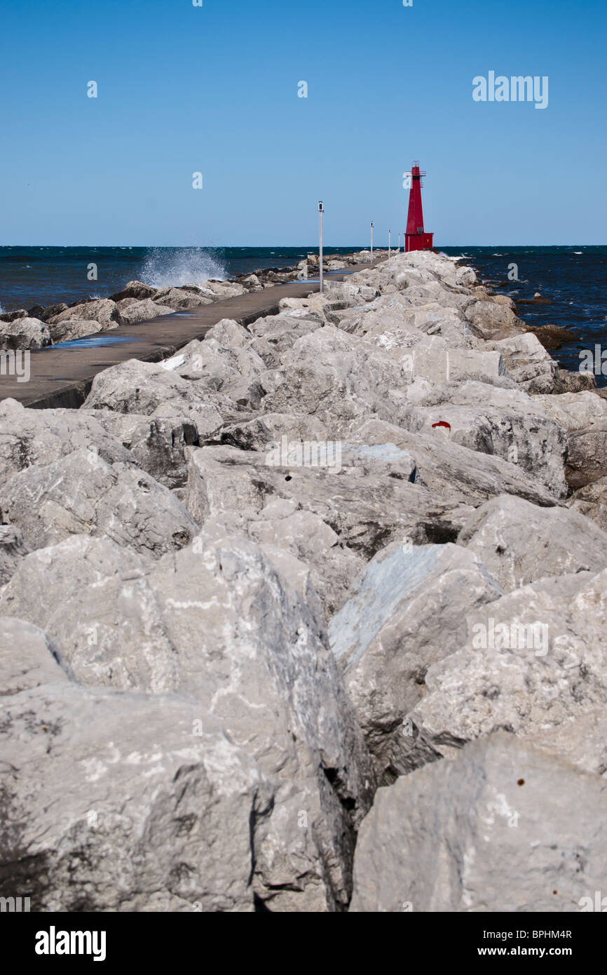 Barriera rocciosa con pareti a frangiflutti che conduce al faro di Muskegon Michigan sul lago Michigan nessuno ad alta risoluzione Foto Stock
