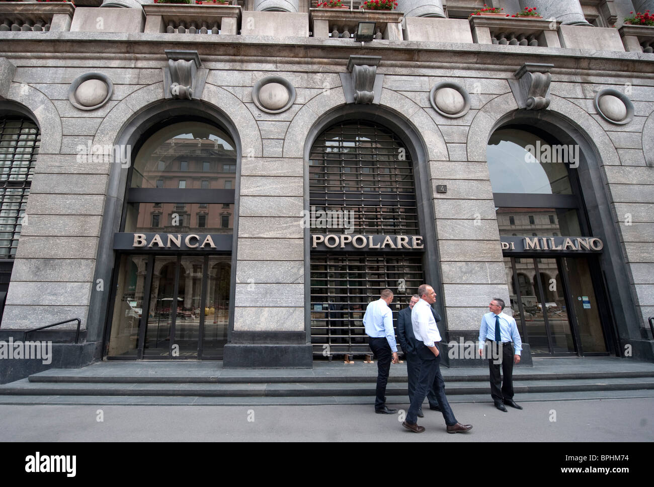 Dipendenti Al Di Fuori Di Una Filiale Della Banca Popolare Di Milano Italia Foto Stock Alamy