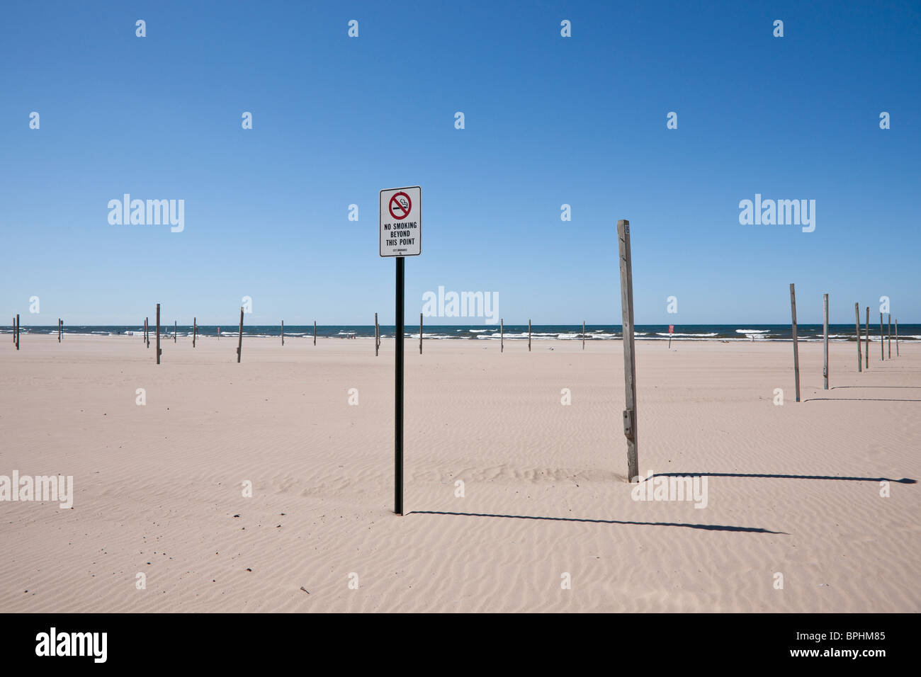 Spiaggia vuota sul lago Michigan a Muskegon con messaggi e cartello per non fumare nessuno saluta Foto Stock