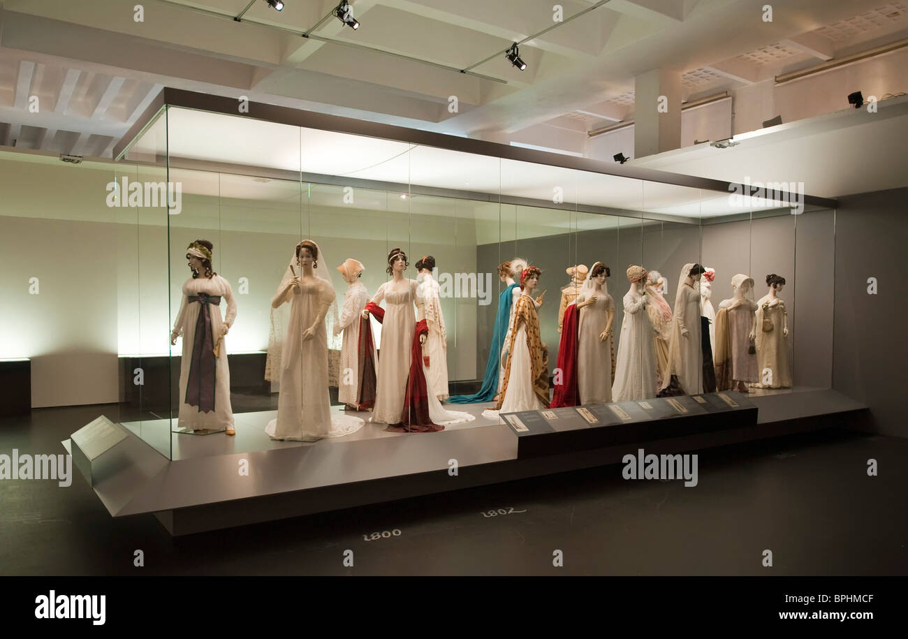 Manichini indossando epoca napoleonica abiti a 'Napoleone e l'impero della moda' mostra la Triennale di Milano Foto Stock