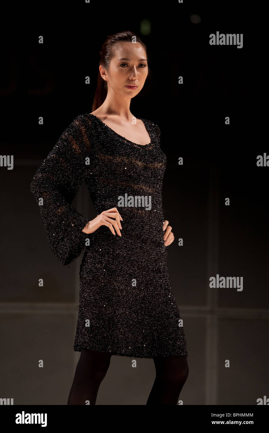 Nero Abito in pizzo Asian modello femminile Foto Stock