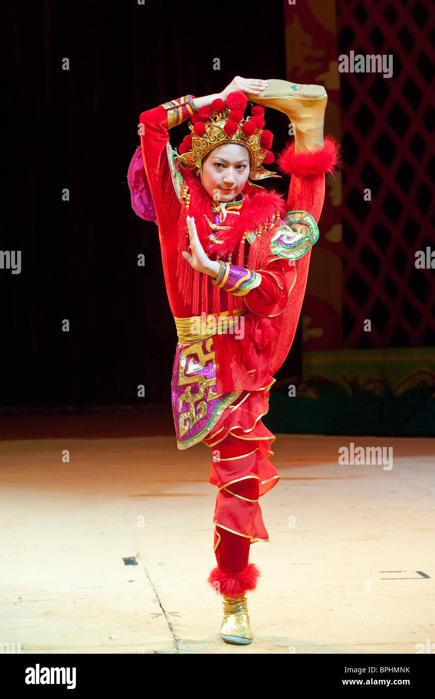 Contortionist dello stato cinese Circus durante le prove a Londra Regno Unito Foto Stock