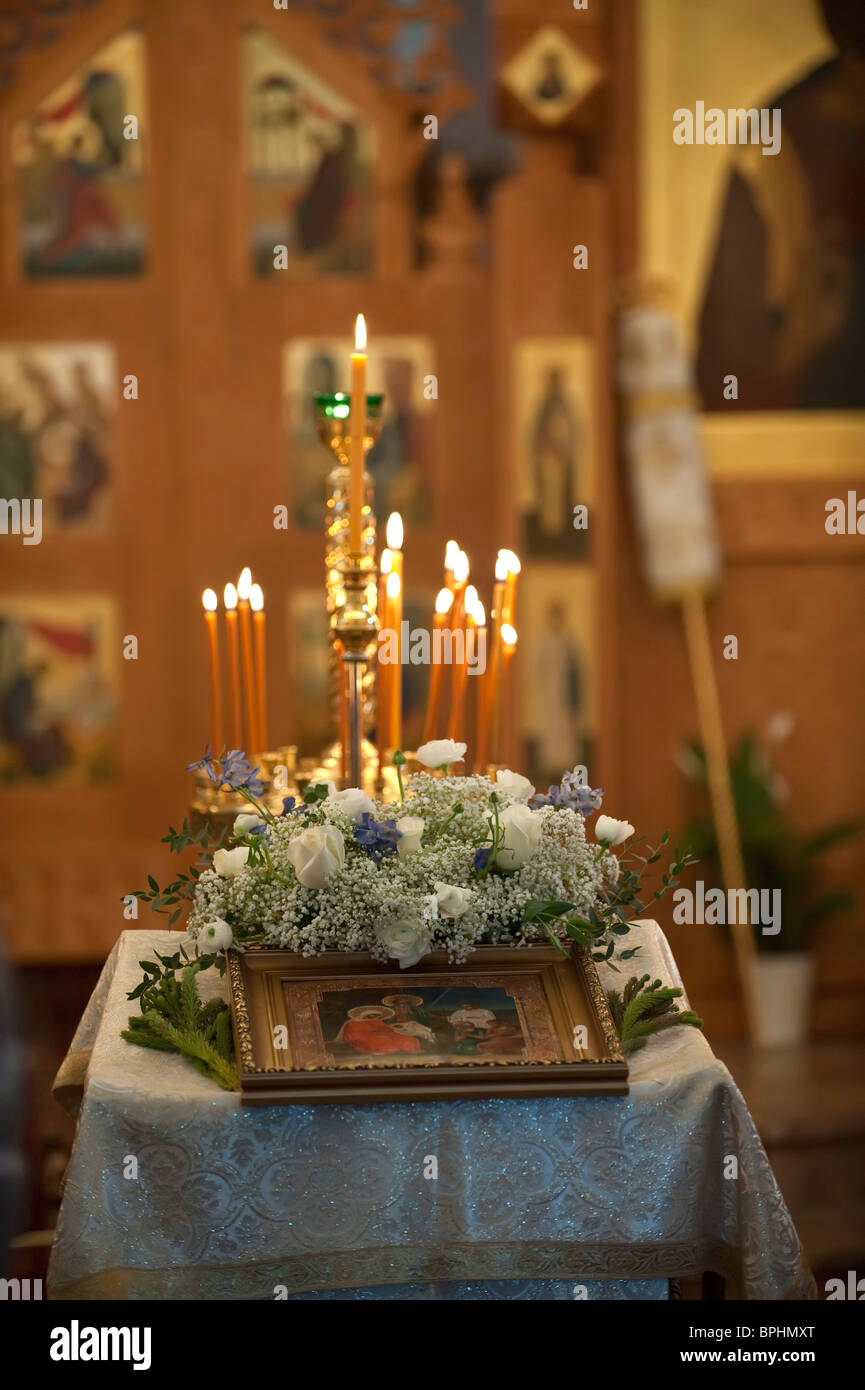 Una icona e candele nella chiesa ortodossa russa London Inghilterra England Foto Stock