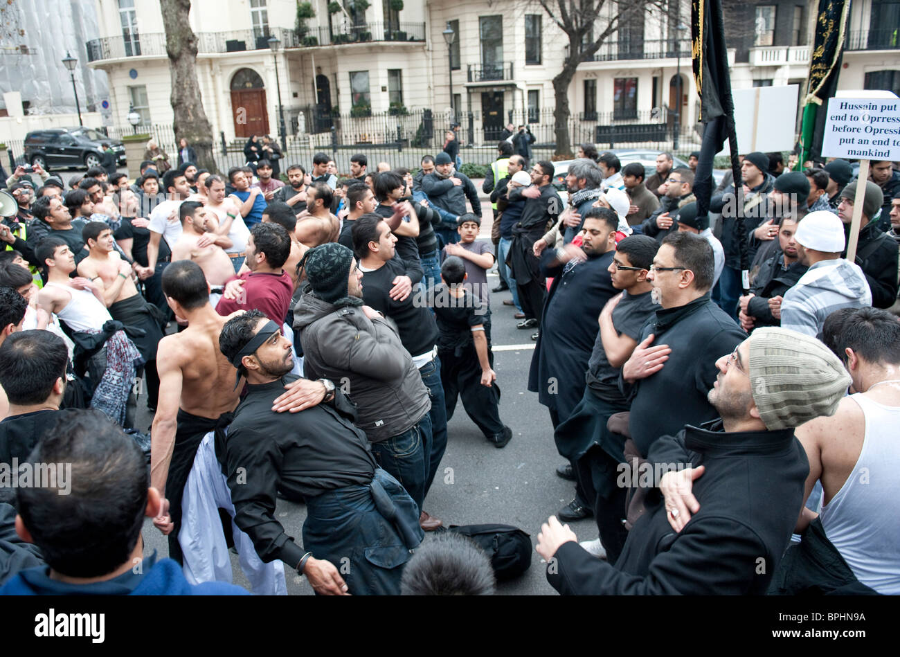 Shia uomini musulmani si battono il petto a Arbaeen processione in central London REGNO UNITO Foto Stock