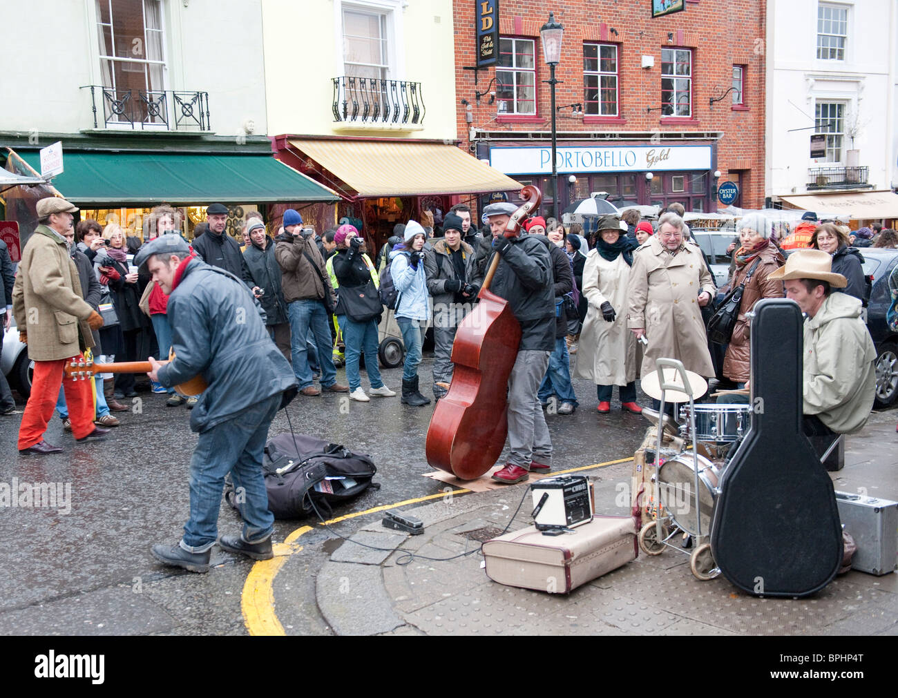 Fascia giocare in strada il Mercato di Portobello London REGNO UNITO Foto Stock