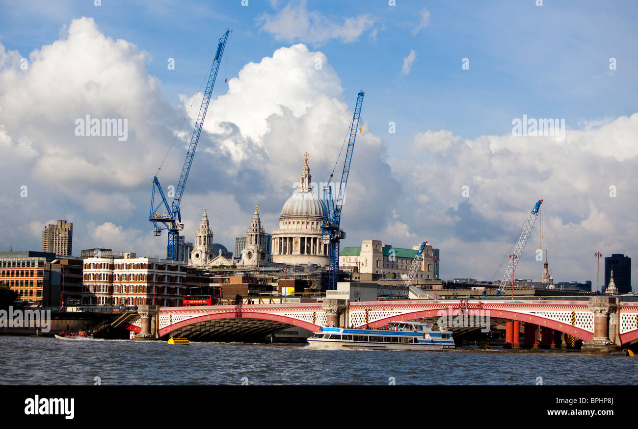 Blackfriars Road Bridge e la Cattedrale di St Paul e cupola, London, SE1, Inghilterra. Foto Stock