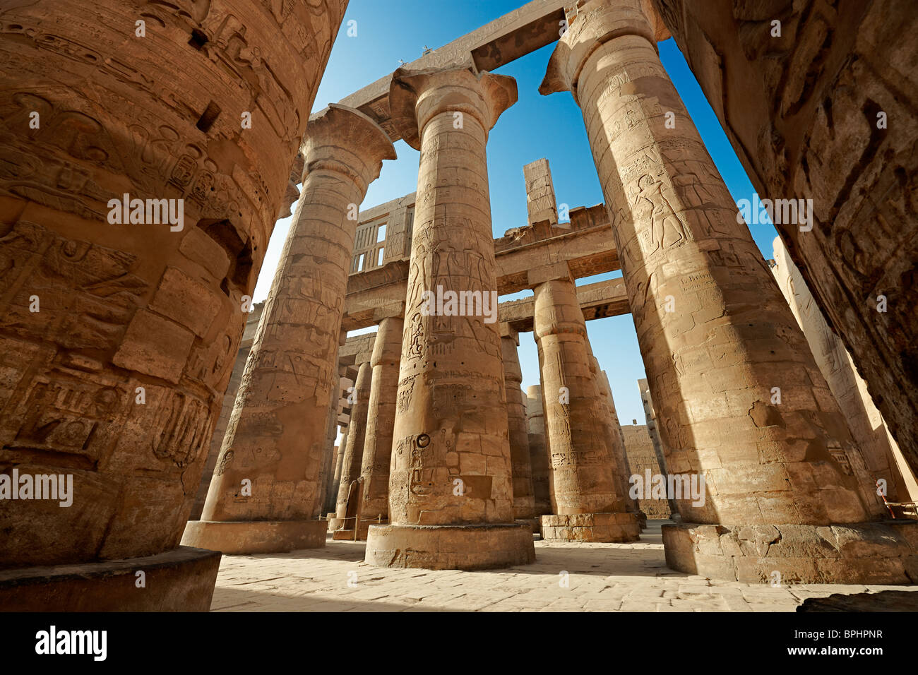 Grande Hypostyle Hall di Karnak, situato nel complesso del Tempio di Karnak e Luxor, Tebe, l'Egitto, in Arabia, in Africa Foto Stock