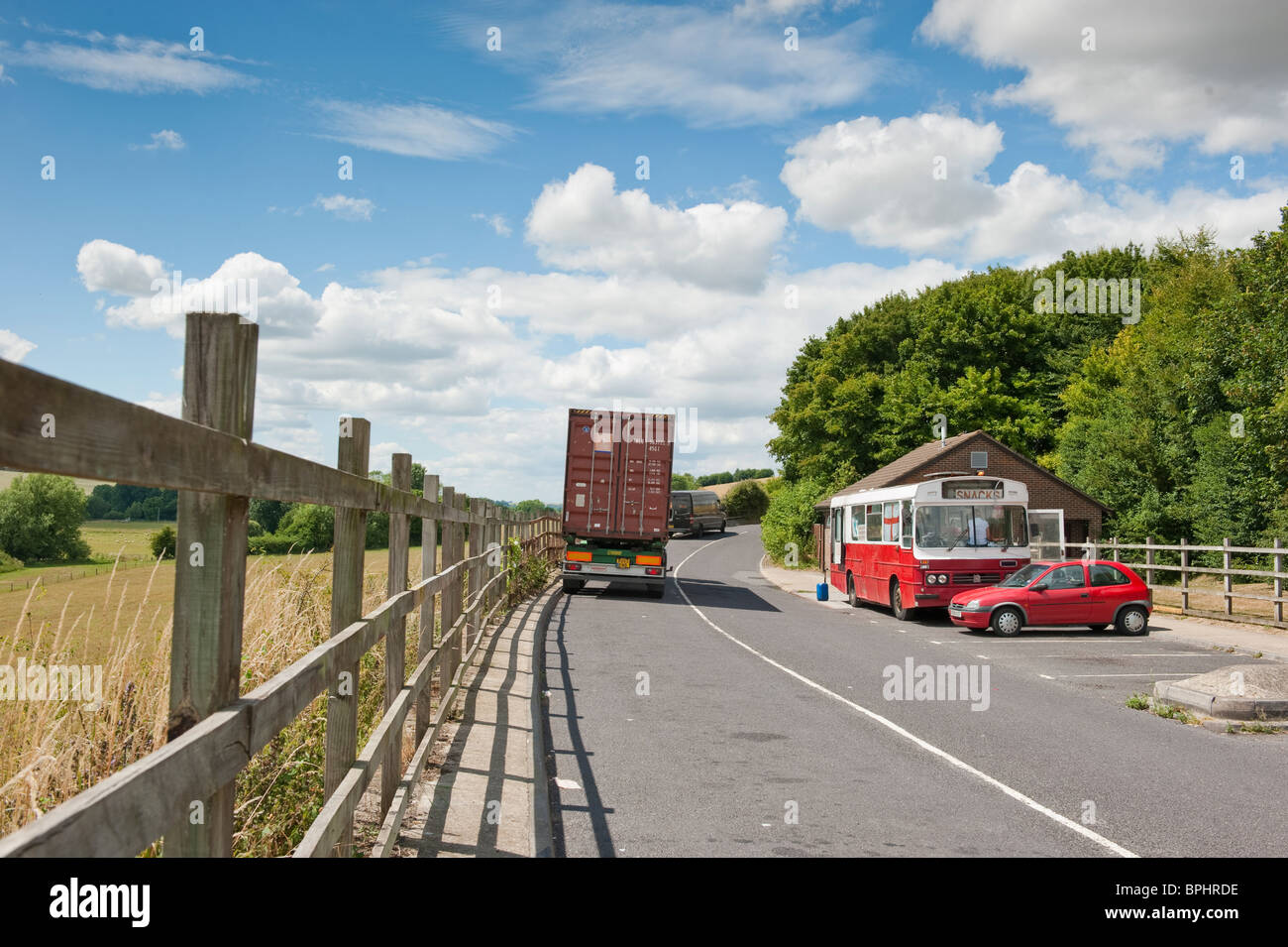 Campagna layby con strutture (bus fornendo servizi di catering e blocco servizi igienici) sulla A30 vicino a Wilton nel Wiltshire Foto Stock