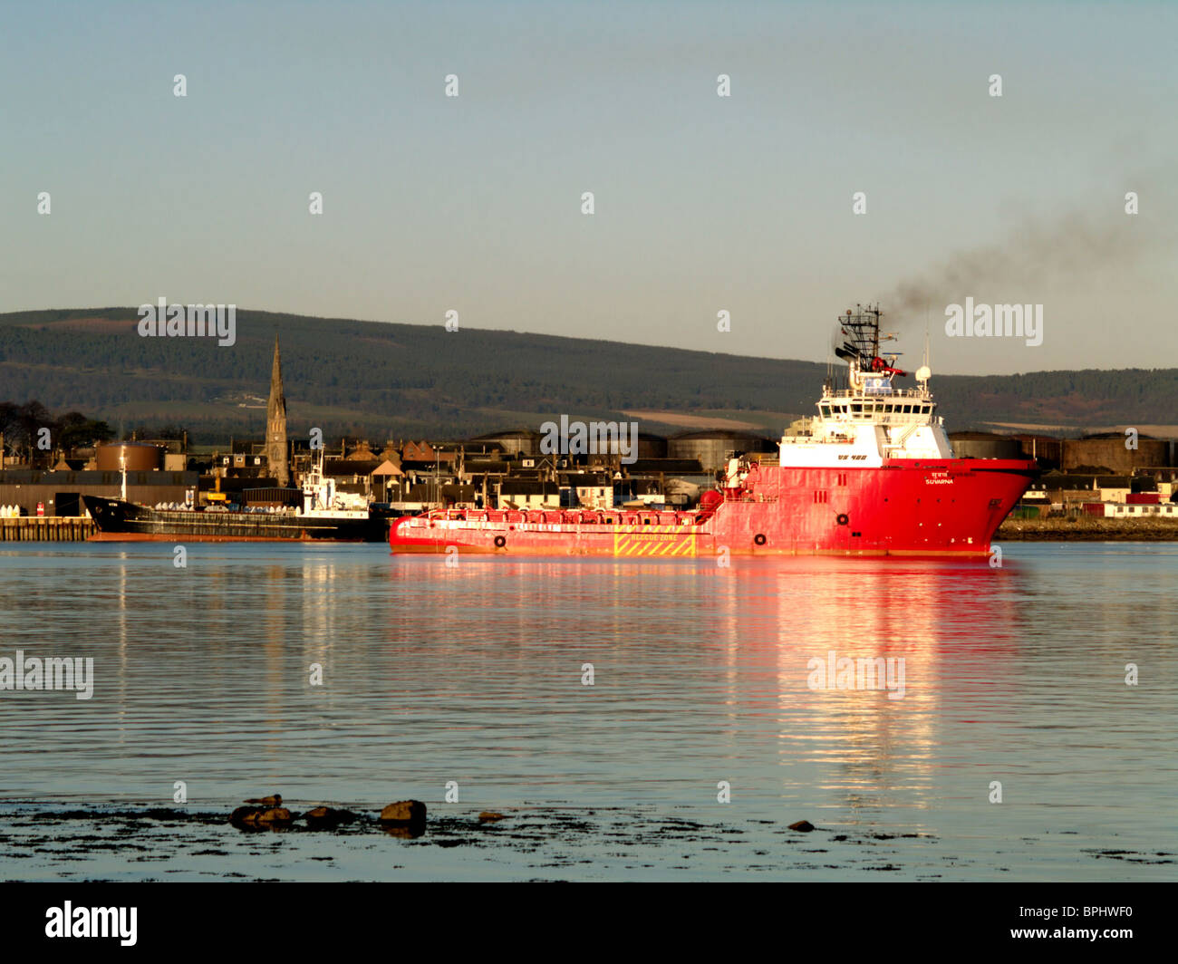 Un Mare del Nord Oil Rig recipiente di alimentazione presso il porto di Invergordon, Cromarty Firth, Scozia. Foto Stock
