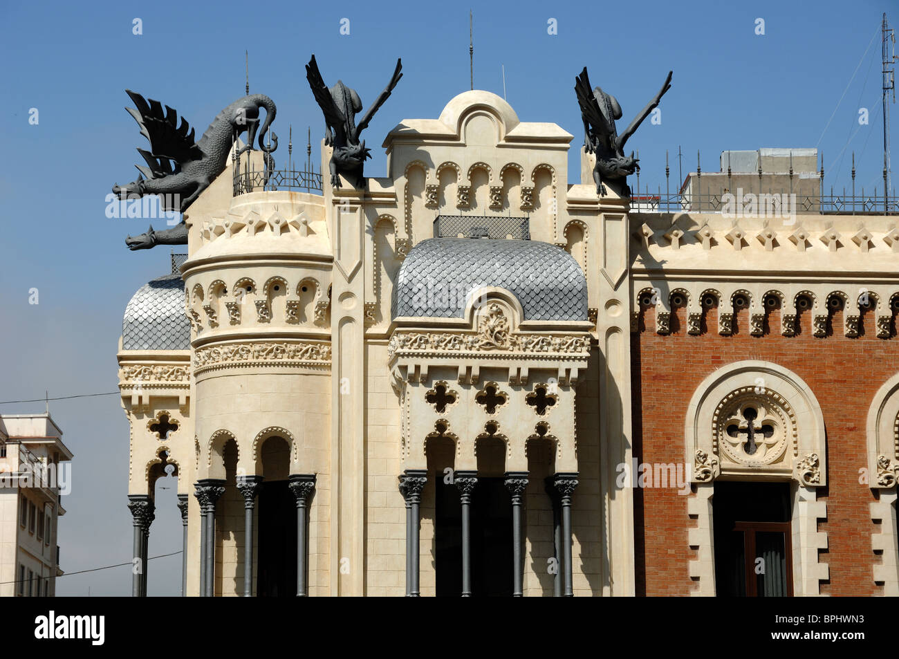 House of the Dragons, o Casa de los Dragones (1900-1905), un edificio commerciale in stile eclettico con sculture di drago sul tetto, Ceuta, Spagna Foto Stock