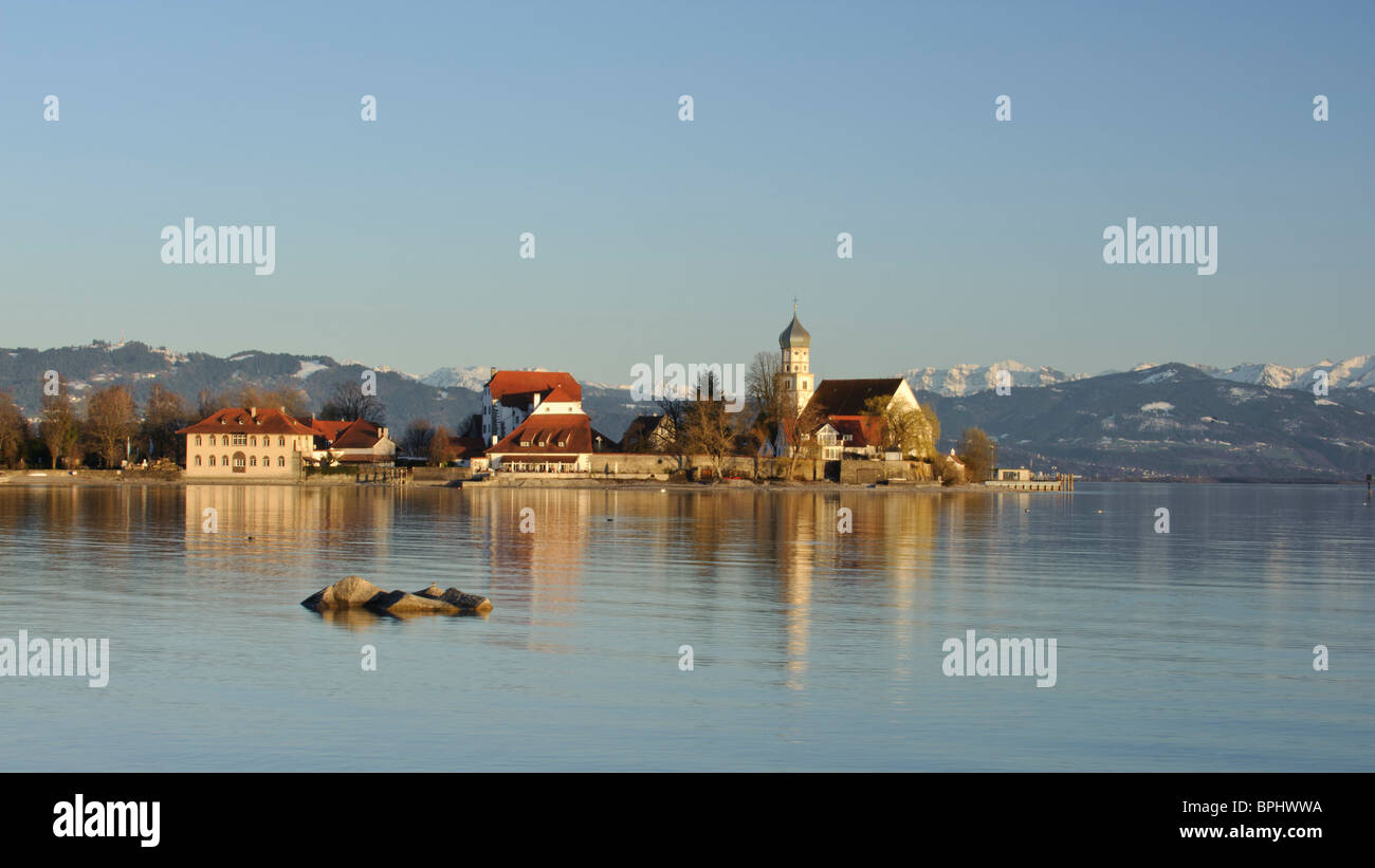 Chiesa di Wasserburg sul Lago di Costanza, Alpi austriache in background, Baviera Germania Foto Stock