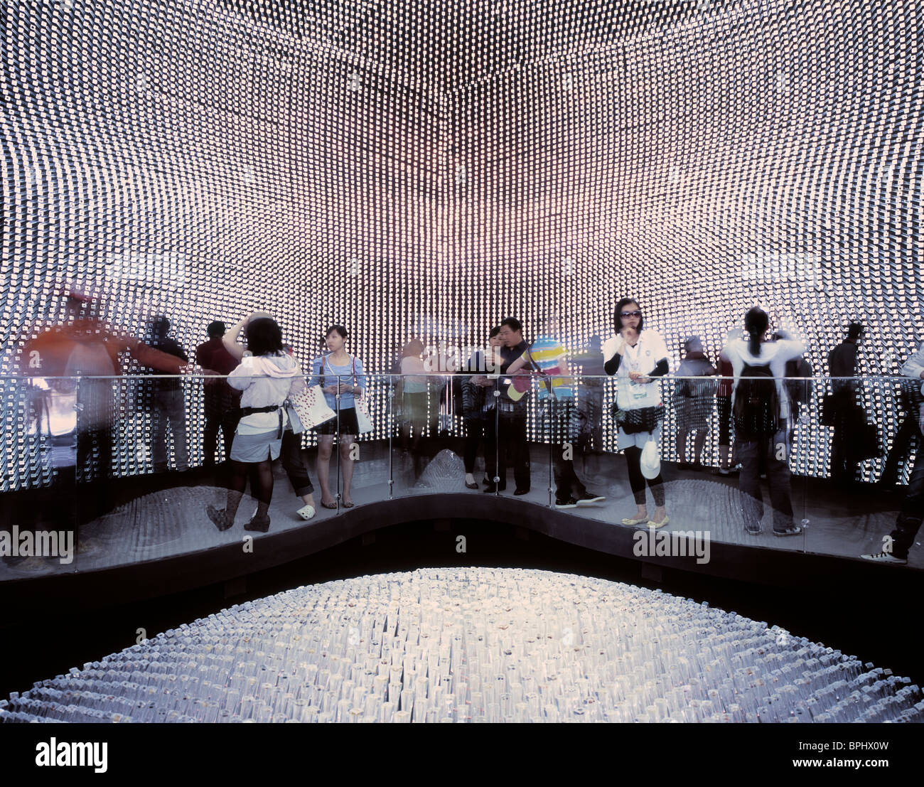 Le persone che visitano il Regno Unito Pavilion, progettato da Thomas Heatherwick, allo Shanghai Expo 2010. Foto Stock