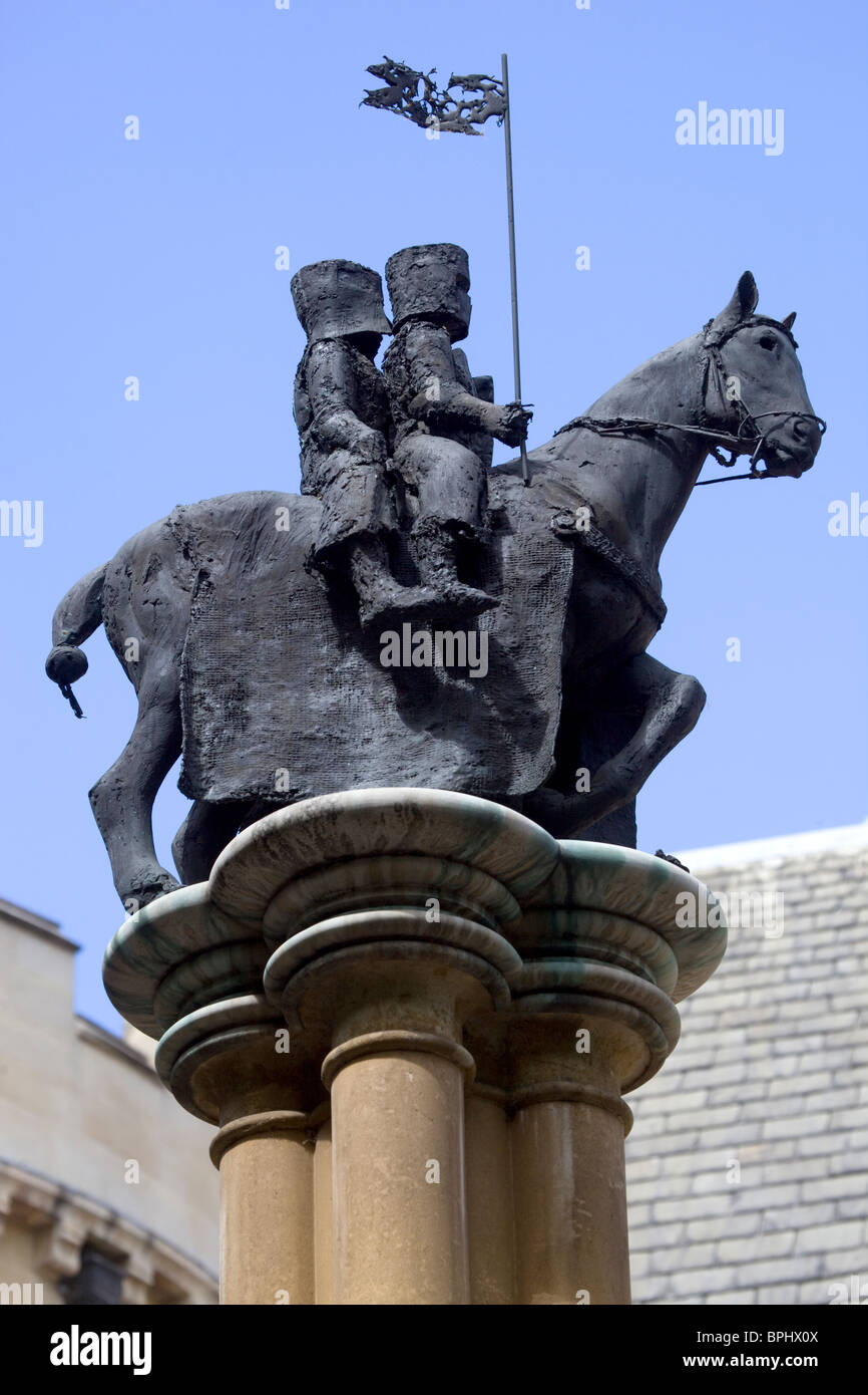 Cavalieri Templari statua sulla sommità della colonna nel cortile del tempio interno Chiesa London REGNO UNITO Foto Stock