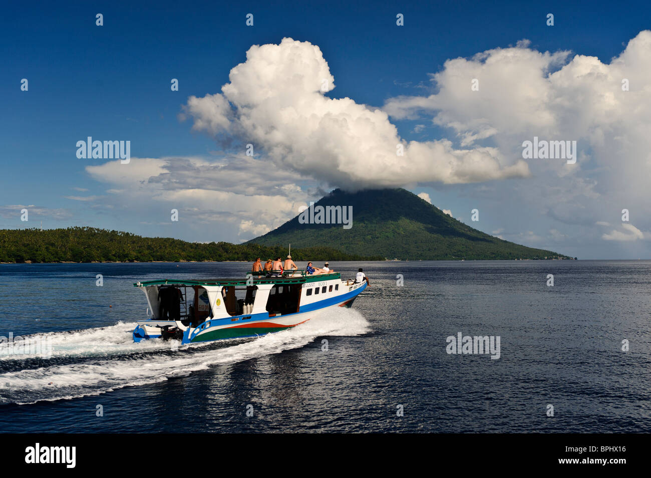 Barca con i turisti, Bunaken Marine Park, Sulawesi, Indonesia. Foto Stock