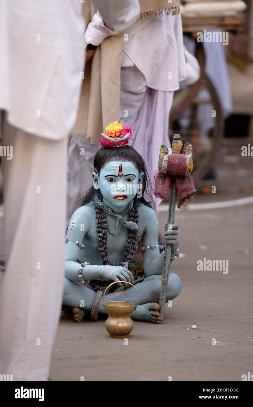 Un ritratto di un bambino che rappresenta Shiva o Shankar Signore in occasione della fiera di Pushkar, Rajasthan in India. Foto Stock