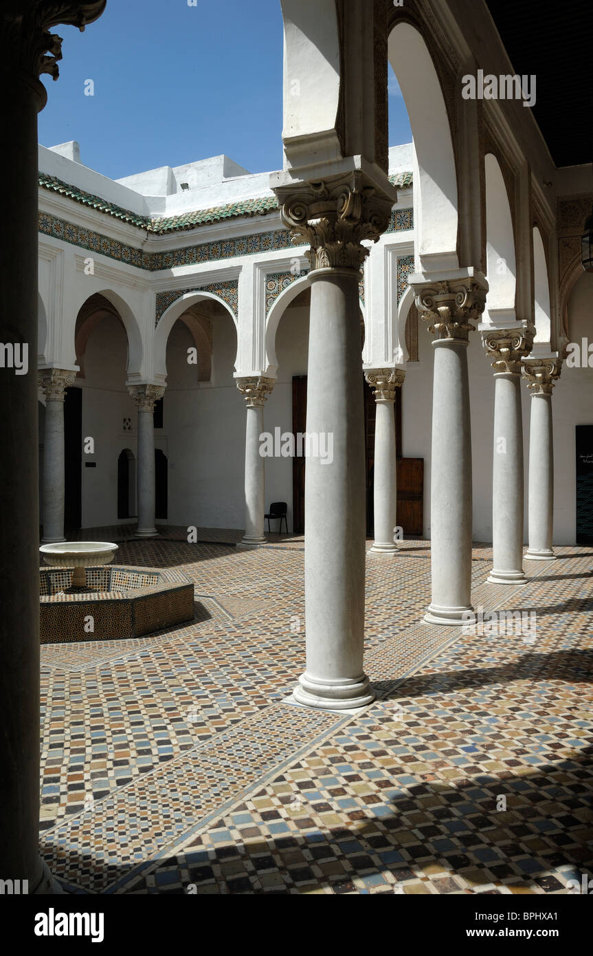 Palazzo del Sultano & Museo Kasbah, corte interna, Cortile, colonne e fontana centrale, Tangeri, Tanger o Tangeri, Marocco Foto Stock