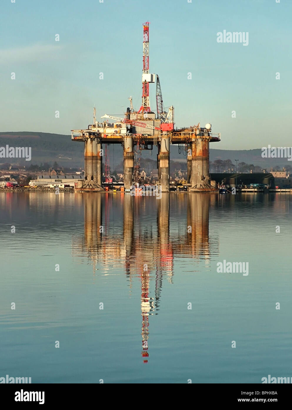 La Ocean Guardian, un semi-sub olio impianto di perforazione è riflessa nelle acque del Cromarty Firth, Scozia. Foto Stock