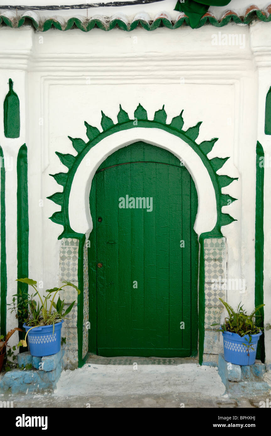 Sportello Verde e ingresso della moschea, Medina, Tangeri, Tanger o Tangeri, Marocco Foto Stock