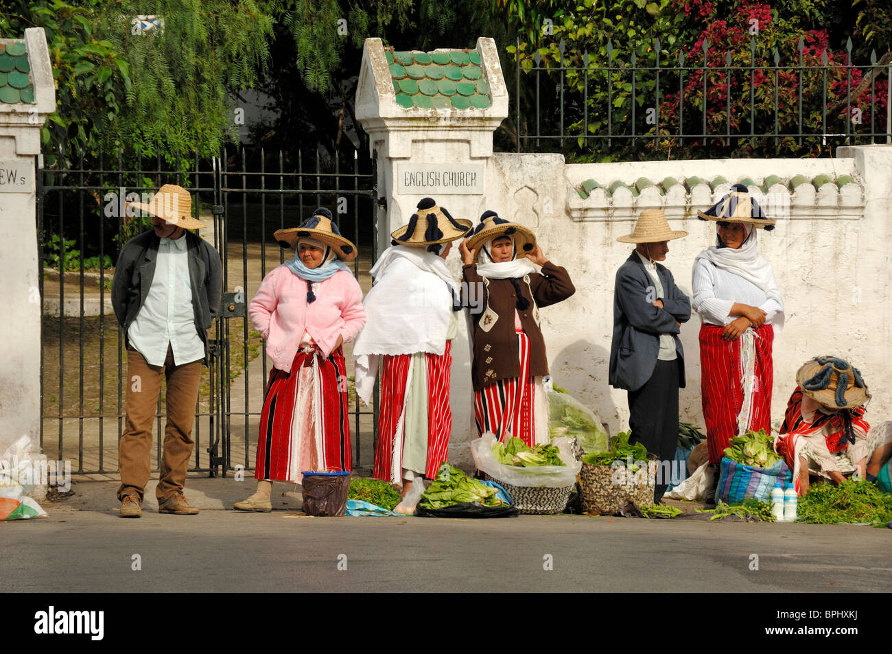 Rif marocchino contadini di montagna a Street mercato di frutta e verdura, Tangeri, Tanger o Tangeri, Marocco Foto Stock