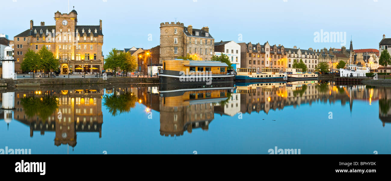 Twilight immagine panoramica della riva, Leith, Edimburgo, Scozia con barche e riflessi Foto Stock