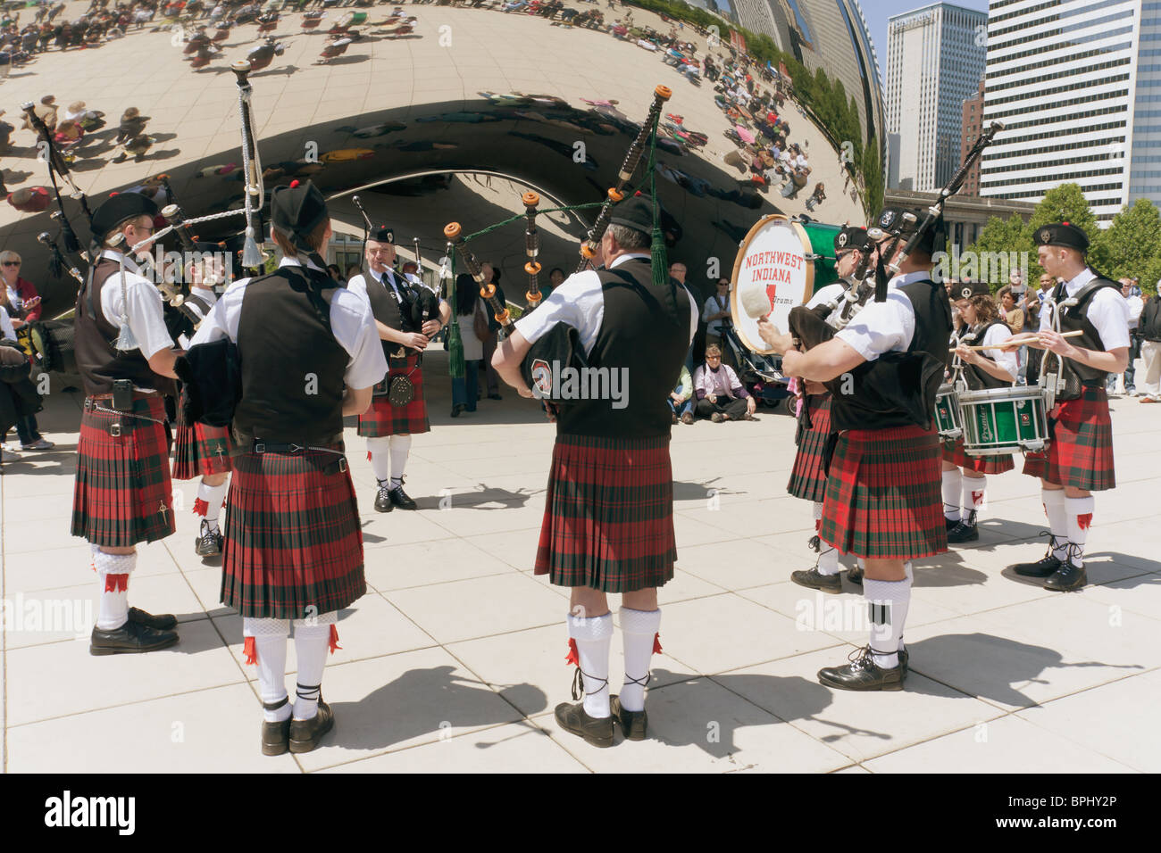 Northwest Indiana pifferi e tamburi band a suonare in occasione del festival di musica celtica nel centro di Chicago Foto Stock