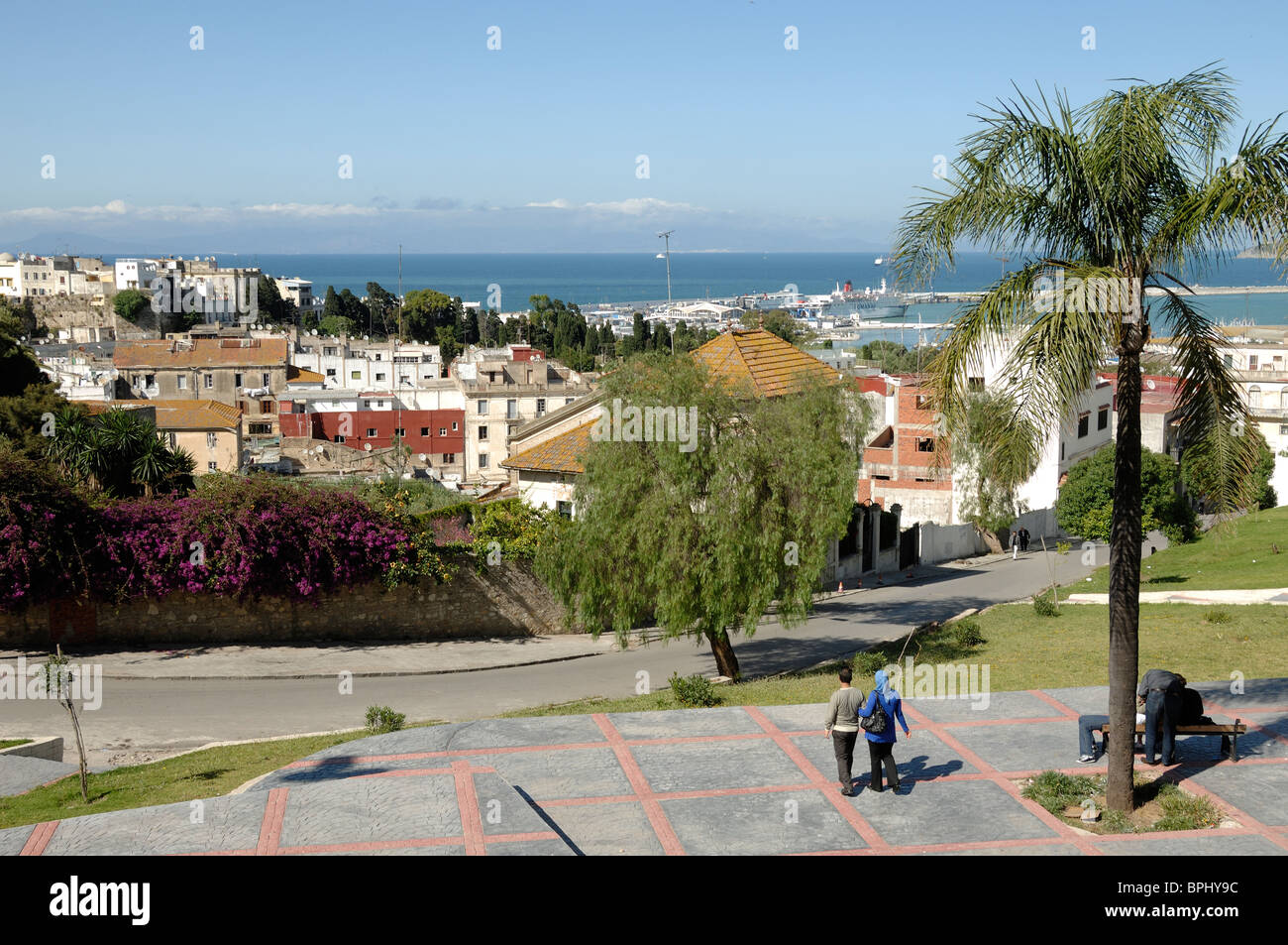 Città vista su Tangeri e il Mar Mediterraneo da tenditori terrazza o Terrasse des Paresseux, Tangeri o Tanger, Marocco Foto Stock