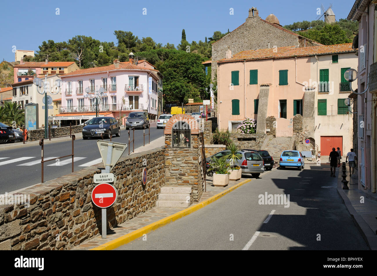 Collioure una storica località costiera sovrastata da un antico forte sulla Cote Vermeille nel sud della Francia Foto Stock